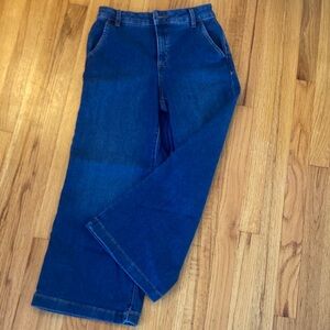 Style and Co size 4 wide leg crop jeans. Slimming pocket, high rise.